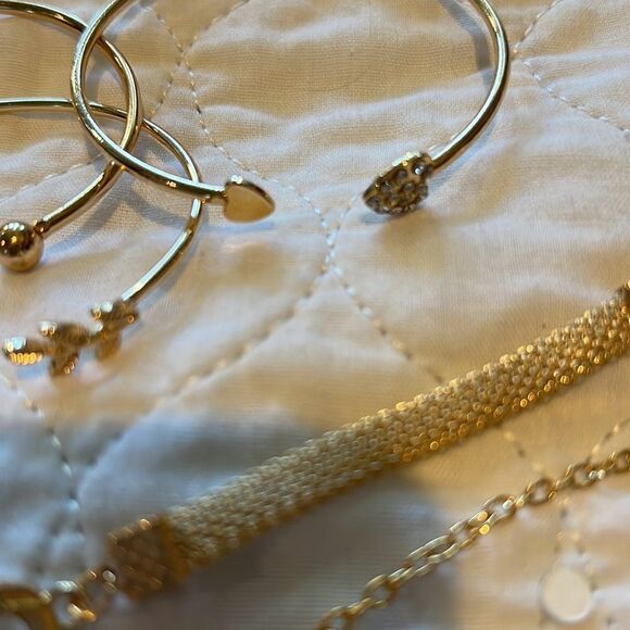 7 Gold tone Bracelets for One Price - Picture 3 of 5